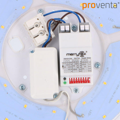 Een witte, ronde plafondlamp met een gladde, mat witte diffuser en een zilverkleurige rand. Geschikt voor moderne interieurs en als energiezuinige verlichting in woon- en werkkamers.