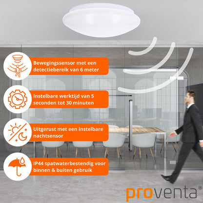 Een witte, ronde plafondlamp met een gladde, mat-witte diffuser en een zilverkleurige rand. Geschikt voor moderne interieurs en als energiezuinige verlichting in woon- en werkkamers.