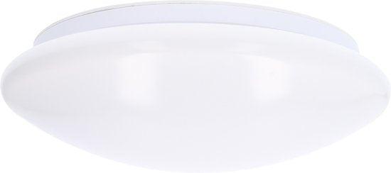 Een witte, ronde plafondlamp met een gladde, mat witte kap en een zichtbare zilverkleurige rand. Geschikt voor moderne interieurs en als energiezuinige verlichting in woon- of kantoorruimtes.