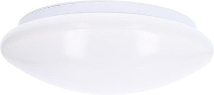 Een witte, ronde plafondlamp met een gladde, mat witte kap en een zichtbare zilverkleurige rand. Geschikt voor moderne interieurs en als energiezuinige verlichting in woon- of kantoorruimtes.