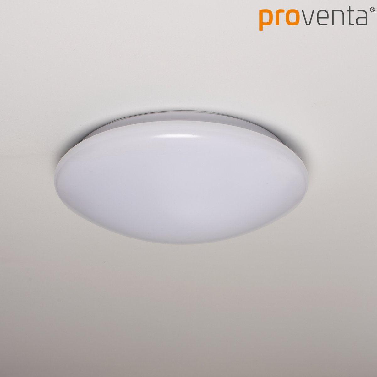 Een witte, ronde plafondlamp met een gladde, mat witte kap en een zichtbare zilverkleurige rand. Geschikt voor moderne interieurs en als energiezuinige verlichting in woon- en werkkamers.