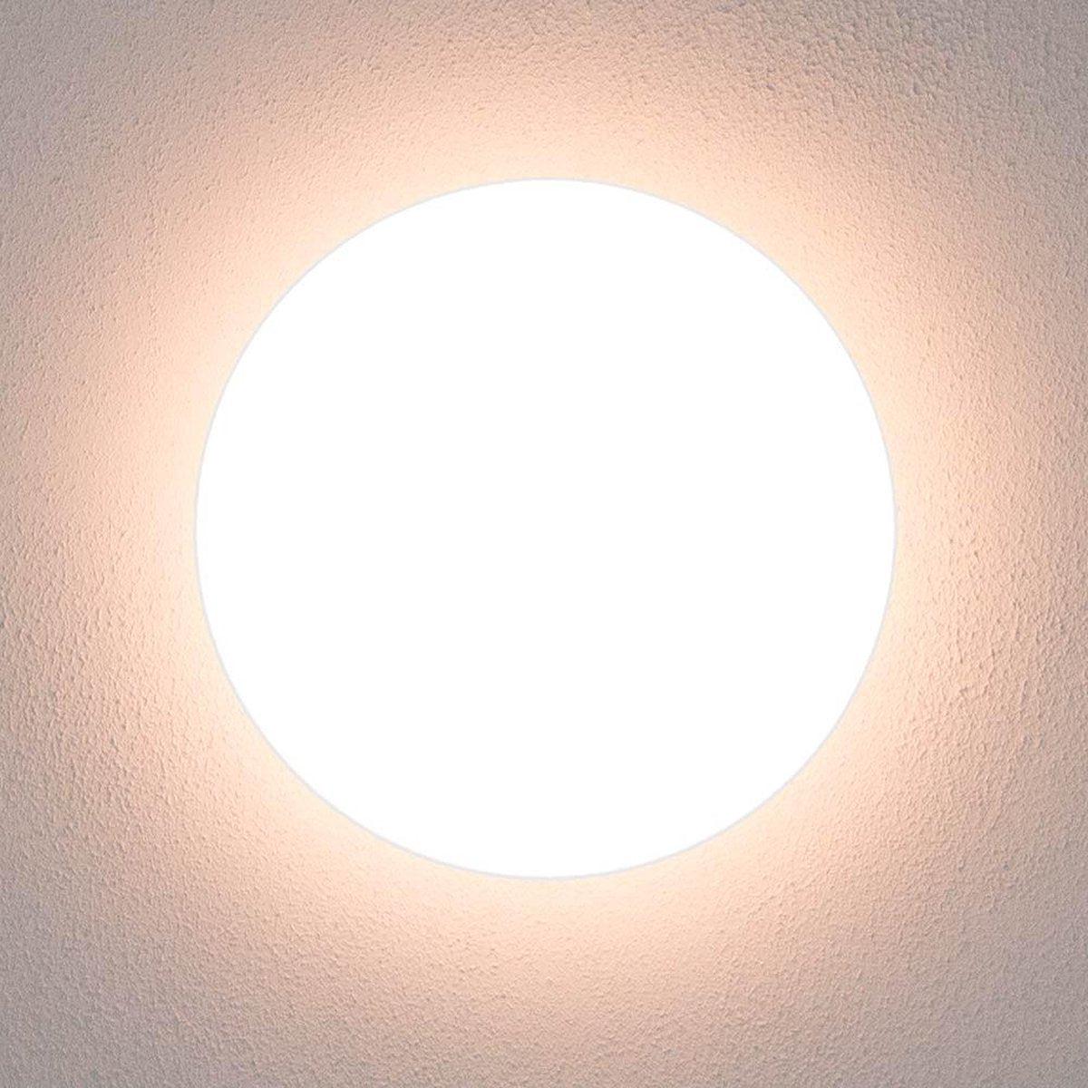Een witte, ronde plafondlamp met een glanzende, gestreepte rand en een mat witte diffuser. Ideaal voor moderne interieurs en als energiezuinige verlichting in woon- en werkkamers.