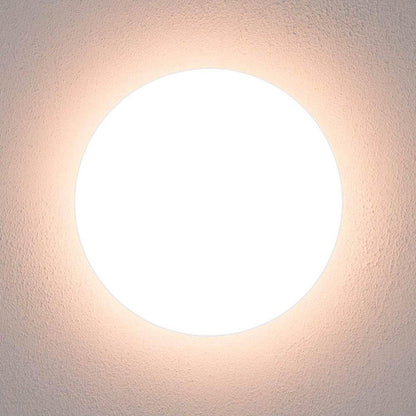 Een witte, ronde plafondlamp met een glanzende, gestreepte rand en een mat witte diffuser. Ideaal voor moderne interieurs en als energiezuinige verlichting in woon- en werkkamers.