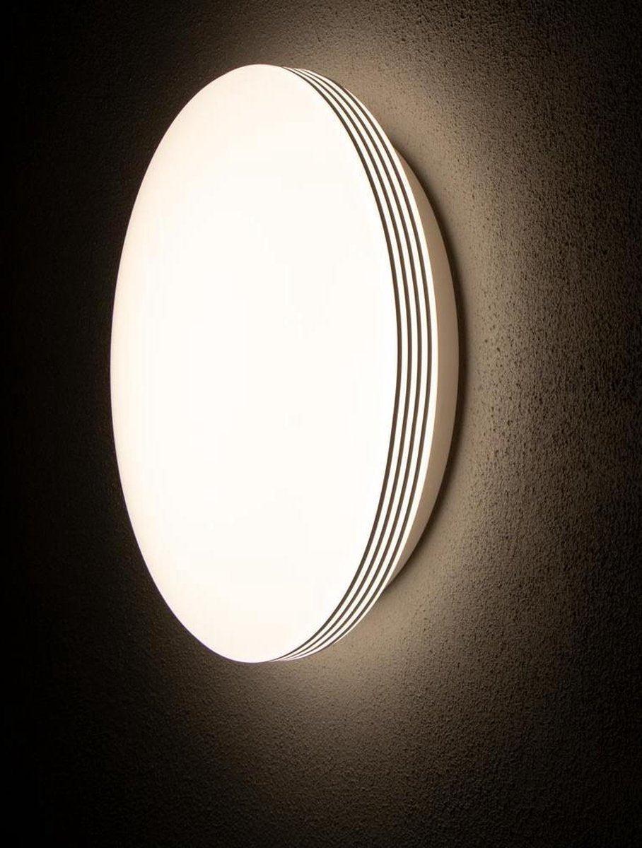 Een witte, ronde plafondlamp met een glanzende, chromen rand en een mat witte diffuser. Geschikt voor moderne interieurs en als energiezuinige verlichting in woon- en werkspace.