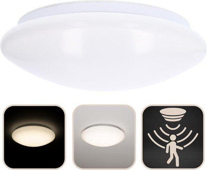 Een witte, ronde plafondlamp met een gladde, mat witte kap en een zichtbare zilverkleurige rand. Geschikt voor moderne interieurs en als energiezuinige verlichting in woon- en werkkamers.