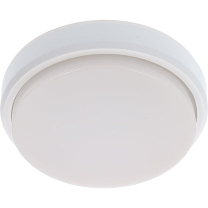 Een witte, ronde plafondlamp met glad oppervlak en gestreepte rand, geschikt voor moderne interieurs. Ideaal voor woonkamer of slaapkamer verlichting.