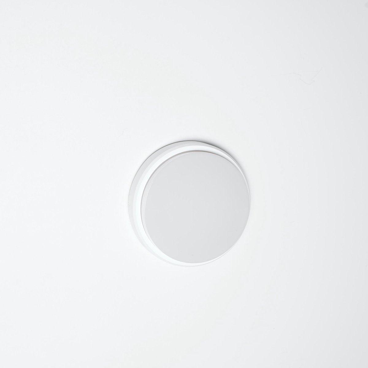 Een witte, ronde plafondlamp met glad oppervlak en gestreepte rand, geschikt voor moderne interieurs. Ideaal voor woonkamer of slaapkamer verlichting.