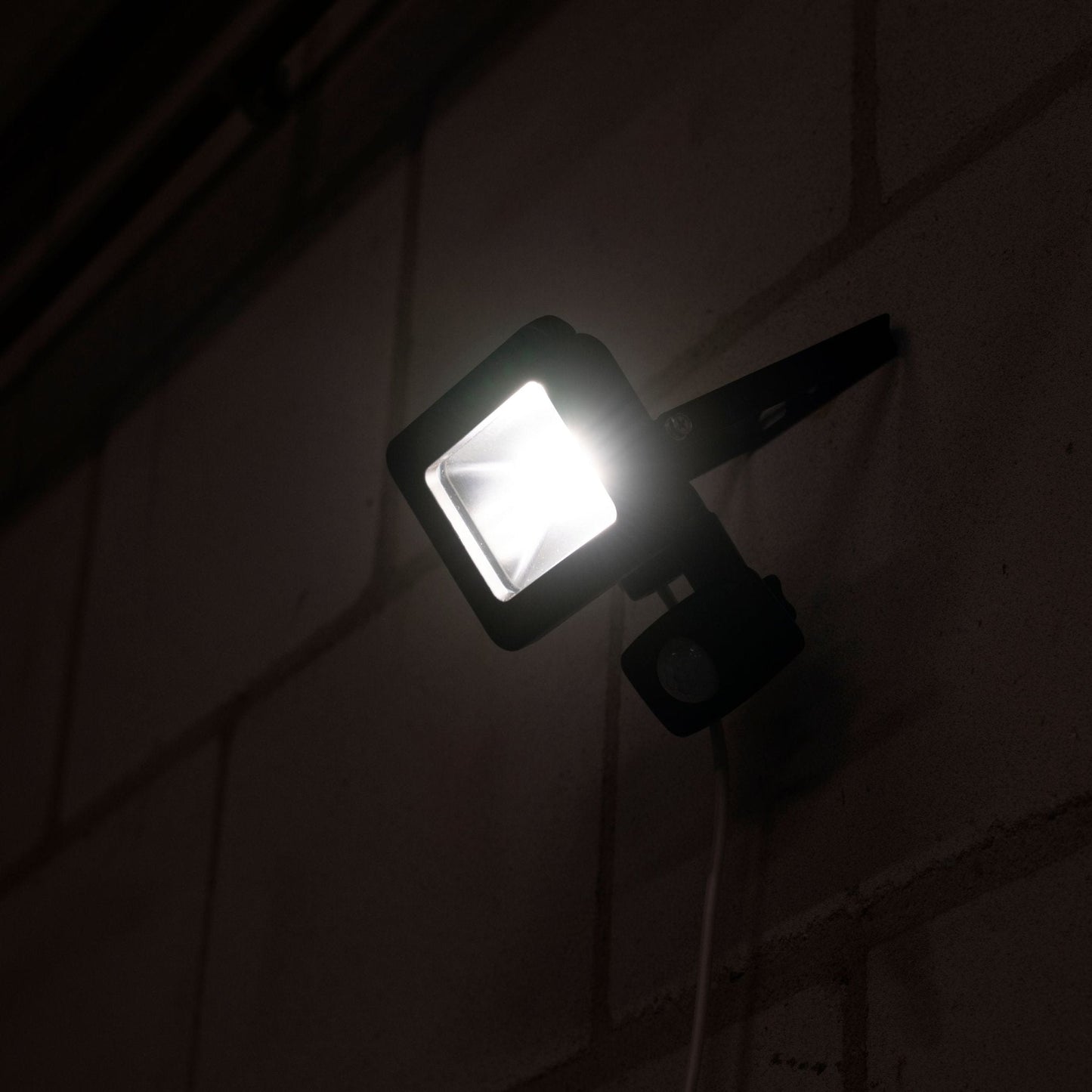 Comnox - LED Schijnwerper 1100 - Energiezuinig en Veilig - 10W - Zwart - Lichtsensoren