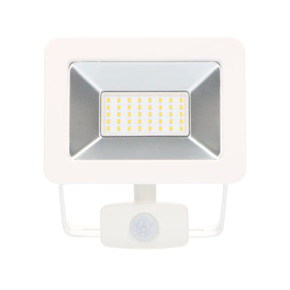 Een witte LED buitenverlichting met bewegingssensor, voorzien van een zichtbare schroef en een zilverkleurige reflector. Geschikt voor tuin- en terrasverlichting met automatische detectie.
