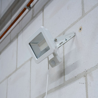 Wit LED-stralingslamp met bewegingssensor, voor buitenverlichting. Zichtbare LED’s en zilverkleurige reflector, geschikt voor tuin- en terrasverlichting.