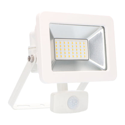 Een witte LED buitenverlichting met bewegingssensor, uitgerust met een zichtbare zilverkleurige reflector en een rechthoekige LED-lichtbron. Geschikt voor veilige verlichting van tuinen en terrassen bij nacht.