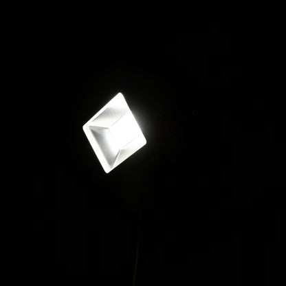 Een witte LED buitenverlichting met bewegingssensor, voorzien van een zichtbare schroef en een zilverkleurige reflector. Geschikt voor tuin- en terrasverlichting, met een compacte, moderne ontwerp.