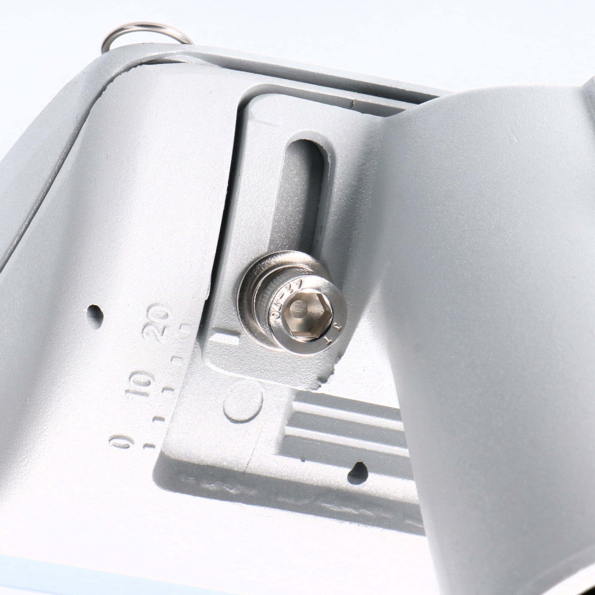 Zilverkleurige LED straatverlichting met zichtbare lampenmatrix en metalen montagearm. Geschikt voor buitenverlichting en parkverlichting, met een robuust ontwerp voor duurzame prestaties.
