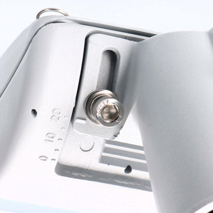 Zilverkleurige LED straatverlichting met zichtbare lampenmatrix en metalen montagearm. Geschikt voor buitenverlichting en parkverlichting, met een robuust ontwerp voor duurzame prestaties.