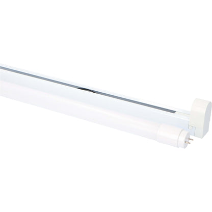 Wit LED-streepverlichting met zichtbare label en afgeronde uiteinden, geschikt voor moderne kantoor- en woonruimteverlichting. Geïntegreerd in een lichtgrijze metalen rail voor efficiënte en duurzame verlichting.