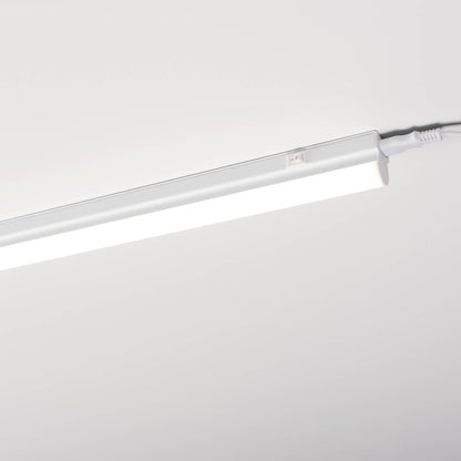 Een witte LED-bakverlichting met schakelaar, kabel en Europese stekker, compleet met montagebeugels en schroeven voor onderbouwverlichting in keuken of kasten.