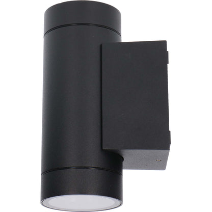 Zwart, cilindrisch buitenspot met warm wit licht, gemonteerd op een grijze bakstenen muur. Modern design voor buitenverlichting en tuinverlichting.
