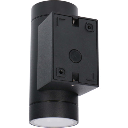 Zwarte cilindrische wandlamp met warm wit licht, geïnstalleerd op een grijze bakstenen muur. Perfect voor moderne buitenverlichting en stijlvolle tuinverlichting.