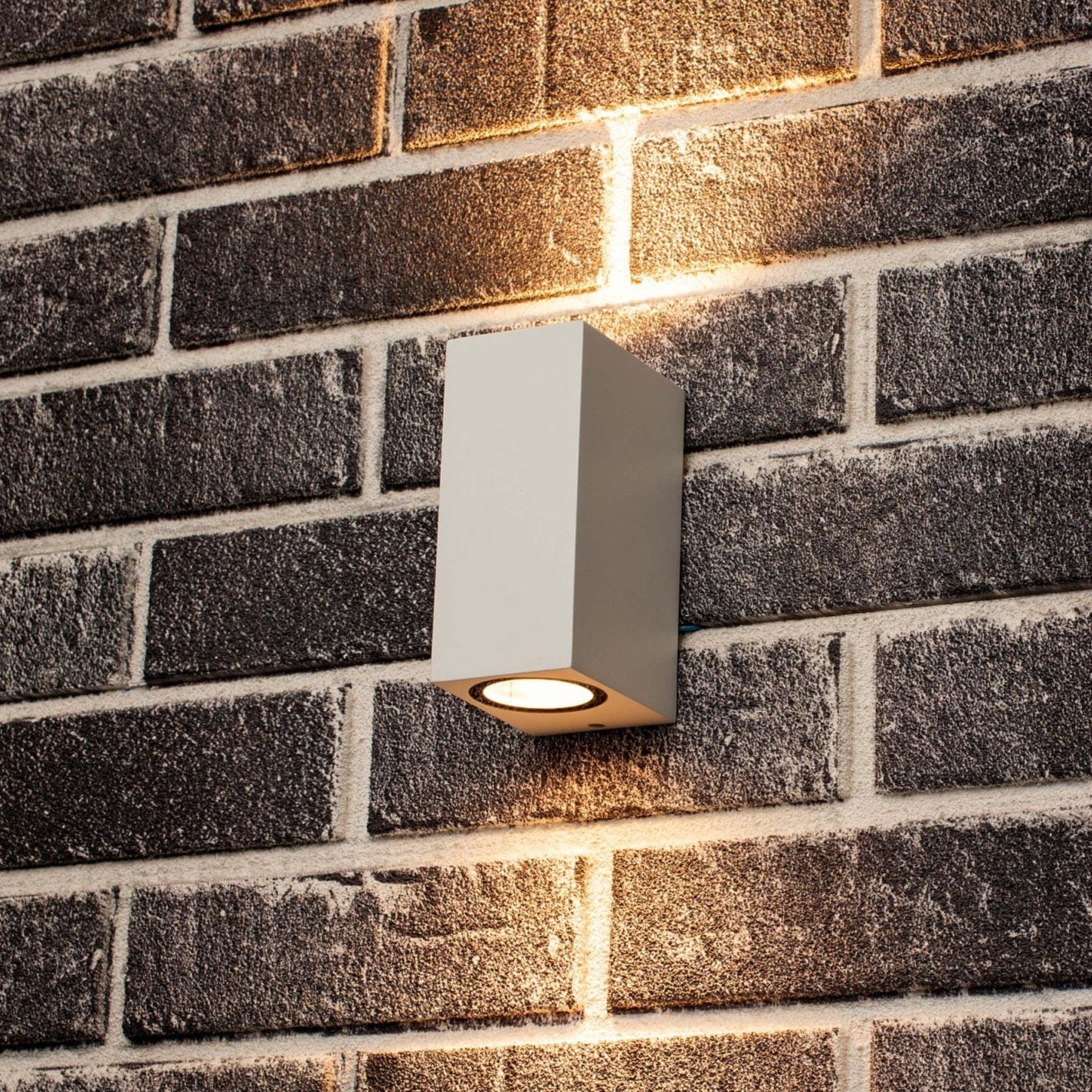 Comnox - NØRD Milaan Up&Down Wandlamp - Duurzame Buitenverlichting - Wit Aluminium