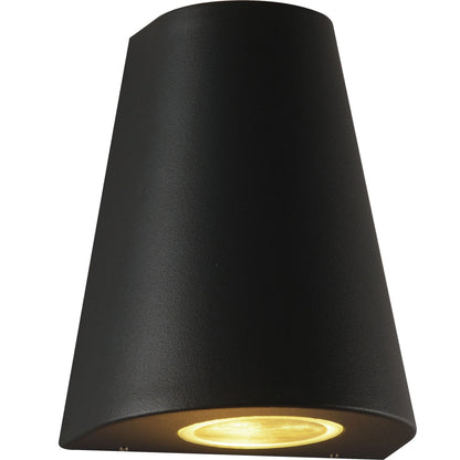 Zwart, cilindrisch wandlampje met warm wit licht, bevestigd aan een textuurrijke betonwand. Ideaal voor moderne buitenverlichting en architectonische accentverlichting.