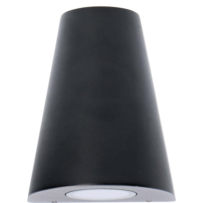 Zwart, cilindrisch wandlampje met warm wit licht, bevestigd aan een textuurrijke betonnen muur. Perfect voor moderne buitenverlichting en architectonische accentverlichting.