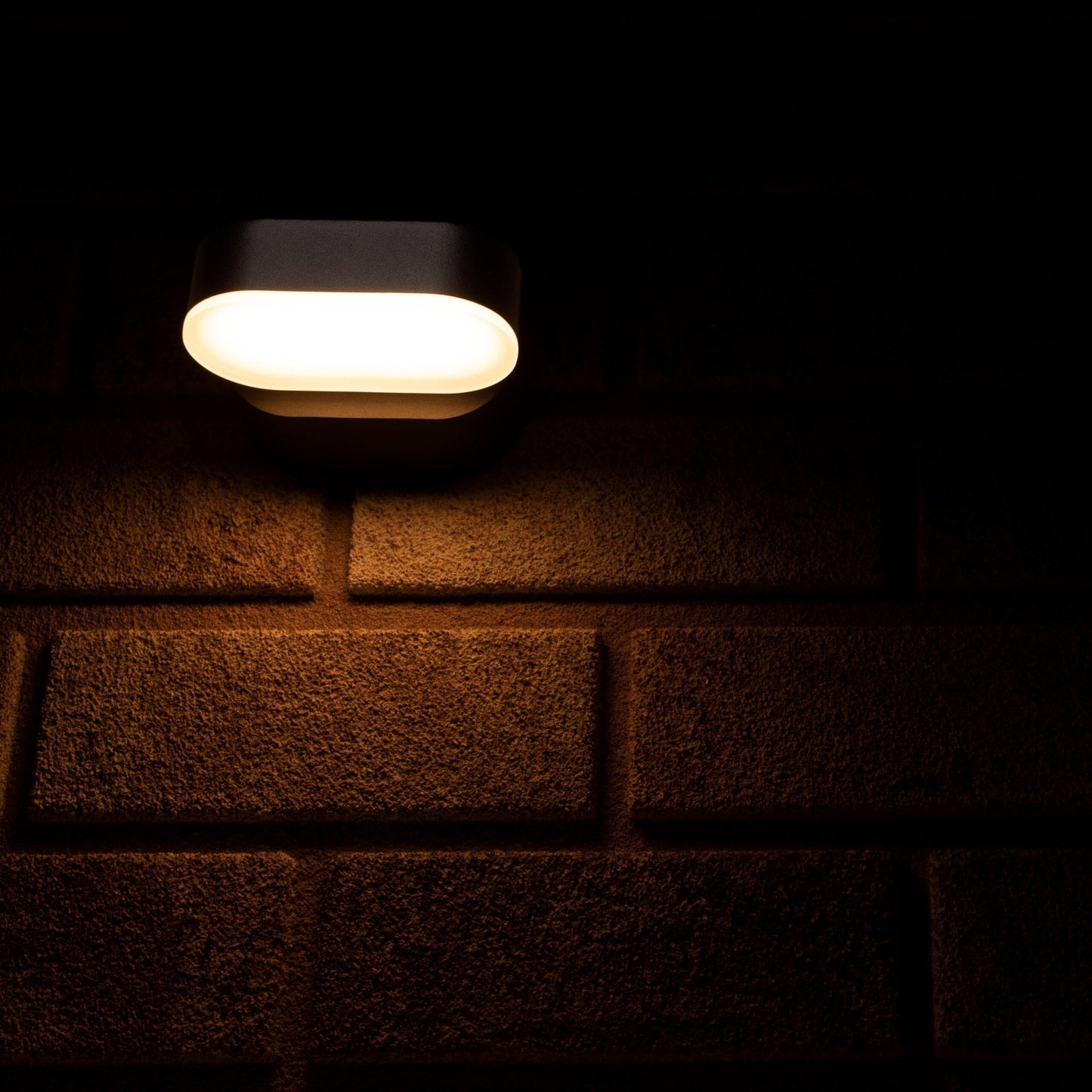 Comnox - Wandlamp Buitenlicht Rieti - Warm wit licht voor een sfeervolle buitenruimte - IP44 waterbestendig - 11 cm (L) x 10 cm (B) x 5.4 cm (H)