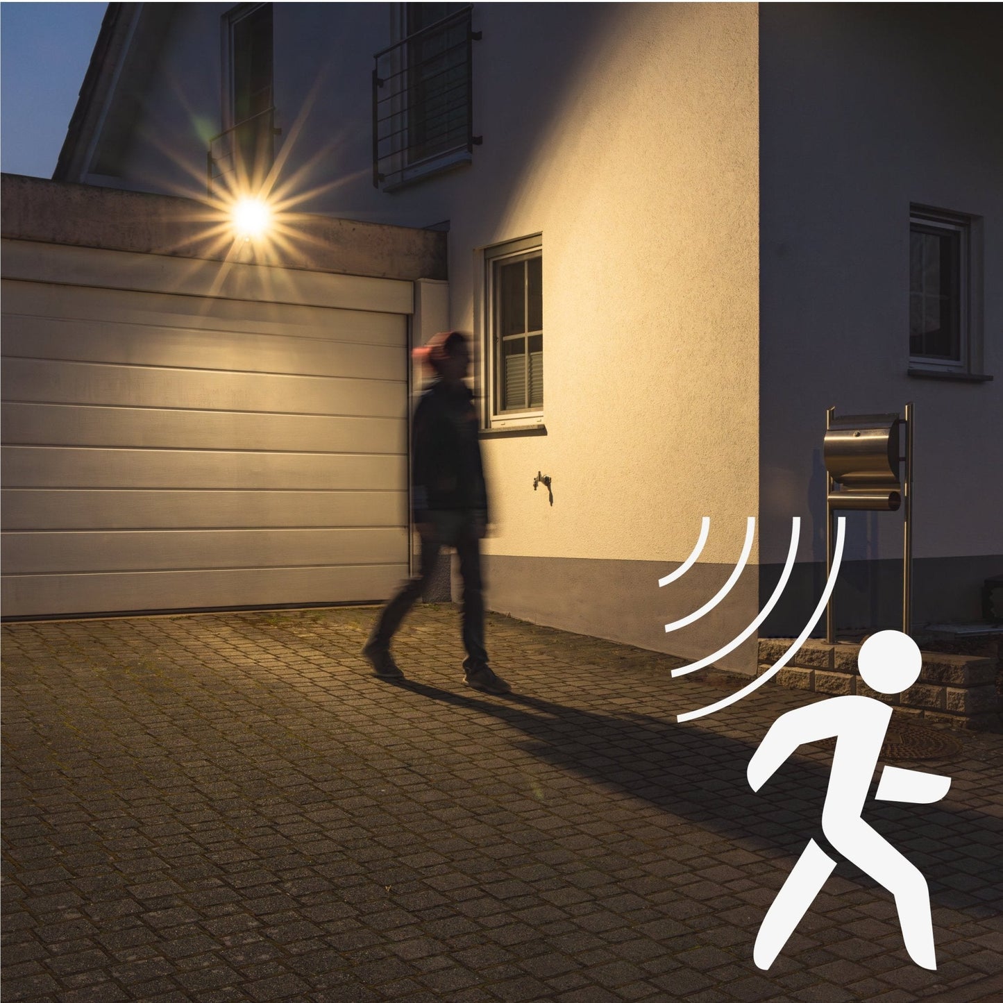 Zwarte LED-stralingslamp met bewegingssensor, voor buitenverlichting. Geïntegreerde sensor detecteert beweging en activeert de lamp automatisch bij nacht.