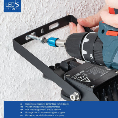 Zwart LED-stralingslicht met bewegingssensor, voor buitenverlichting. Geïntegreerde sensor detecteert beweging en activeert het licht automatisch bij nacht.