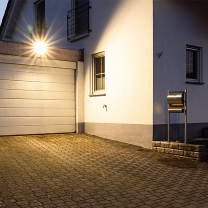 Zwart LED-uitbouwlicht met zichtbare LED-chip en montageschroef, voorzien van een kabel met blauwe, groene en bruine draden, geschikt voor buitenverlichting en tuinverlichting.