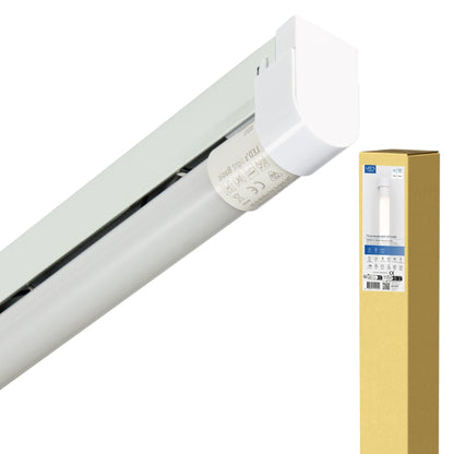 Een witte LED-tubulairlamp met zichtbare label en aansluiting, geïnstalleerd in een lichtgrijze buis. Naast de lamp staat de originele verpakking voor kantoor- en huisverlichting.