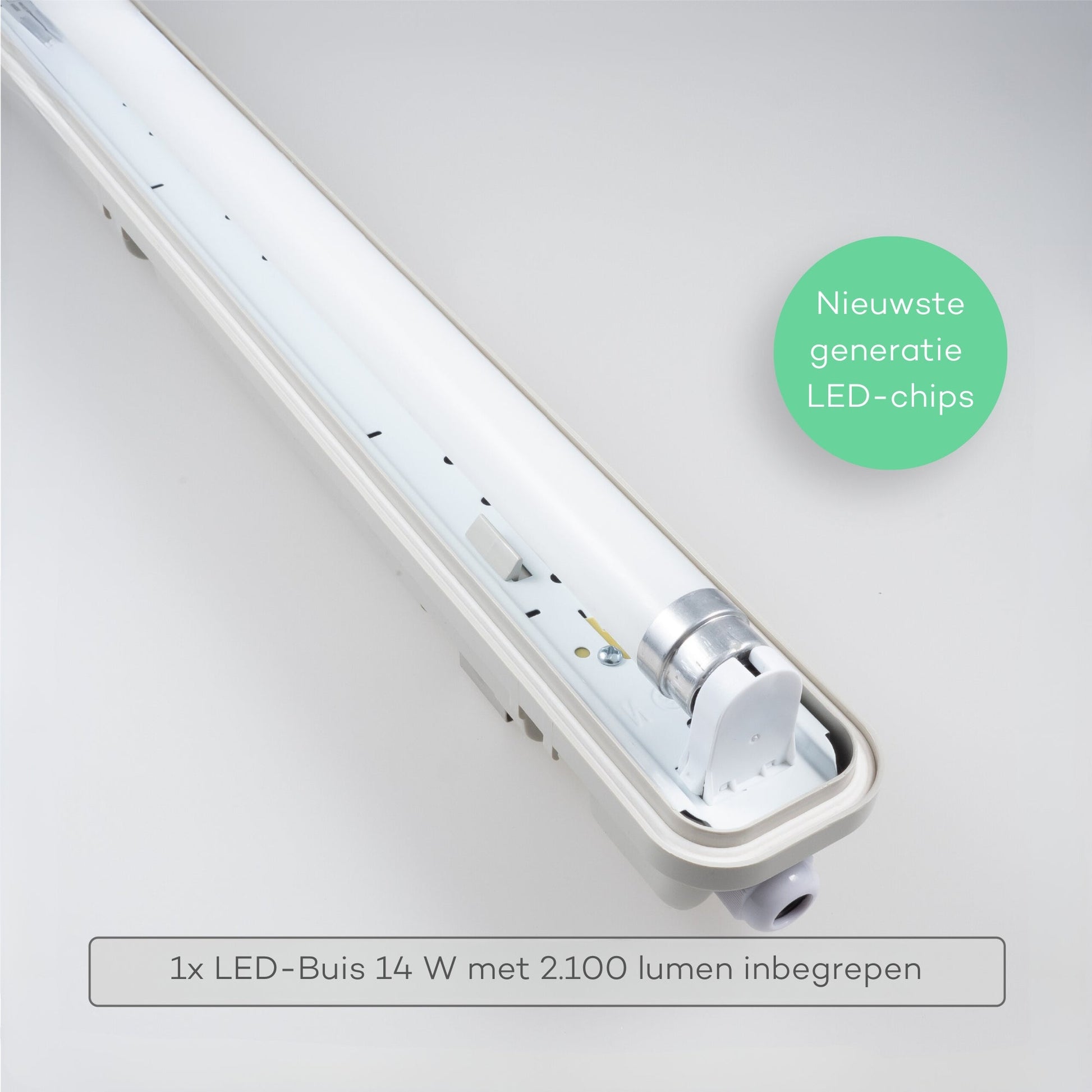 Een witte, 120 cm lange LED-verlichtingsbuis met een glazen kap en een zichtbare stekker. Geschikt voor professionele verlichting in kantoren, magazijnen en industriële ruimtes.