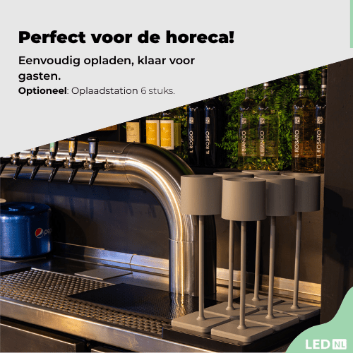 Grijze staand lamp met zwart textiel bedieningspaneel en USB-kabel, geschikt voor moderne woonkamer of kantoor. Zie ook de warme lichtkleur en de compacte, draadloze bediening voor comfortabele verlichting.