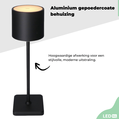 Grijze staand lamp met zwart textiel bedieningspaneel en USB-kabel, geschikt voor moderne interieurs. Zichtbaar warm wit licht, ideaal voor lees- en werkomgevingen.