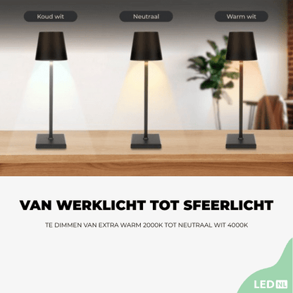 Grijze staand lamp met zwart textiel basis en USB-kabel, uitgerust met een warm witte LED-lampenkap. Ideaal voor moderne interieurs en als leeslicht in slaapkamer of woonkamer.