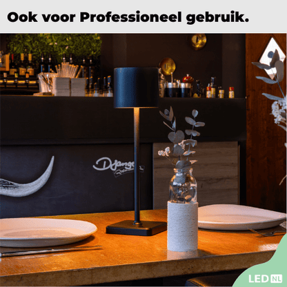 Grijze staand lamp met zwart textiel bedieningspaneel en USB-kabel, geschikt voor moderne woonruimtes. Zichtbaar warm wit licht, ideaal voor sfeervolle verlichting in slaapkamer of leeshoek.