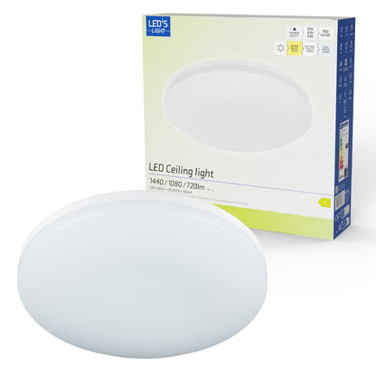 Een witte, ronde LED-plafondlamp met mat glas en zichtbare verpakking. Geschikt voor moderne woon- en kantoorruimtes met energiezuinige verlichting.