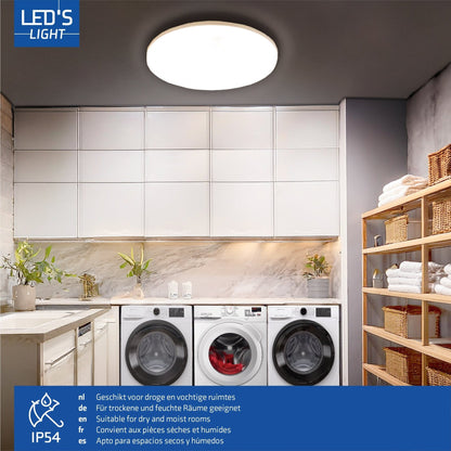 Een witte, ronde plafondlamp met mat glas en een gladde, minimalistische rand. Geschikt voor moderne woonkamers of kantoren, met een neutrale kleur voor een rustige sfeer.