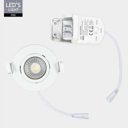 Drie witte, moderne LED-spotlights met zichtbare goudkleurige chip en textuurde reflector, geschikt voor inbouwverlichting in woon- en commerciële ruimtes.