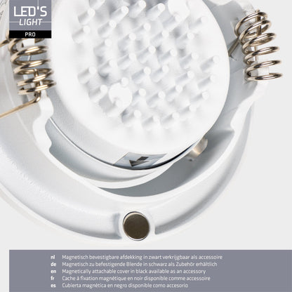 Drie witte LED-spotlights met zichtbare goudkleurige chip en textuurde reflector, geschikt voor moderne plafondverlichting. Ideaal voor energiezuinige, warme verlichting in woon- en werkomgevingen.