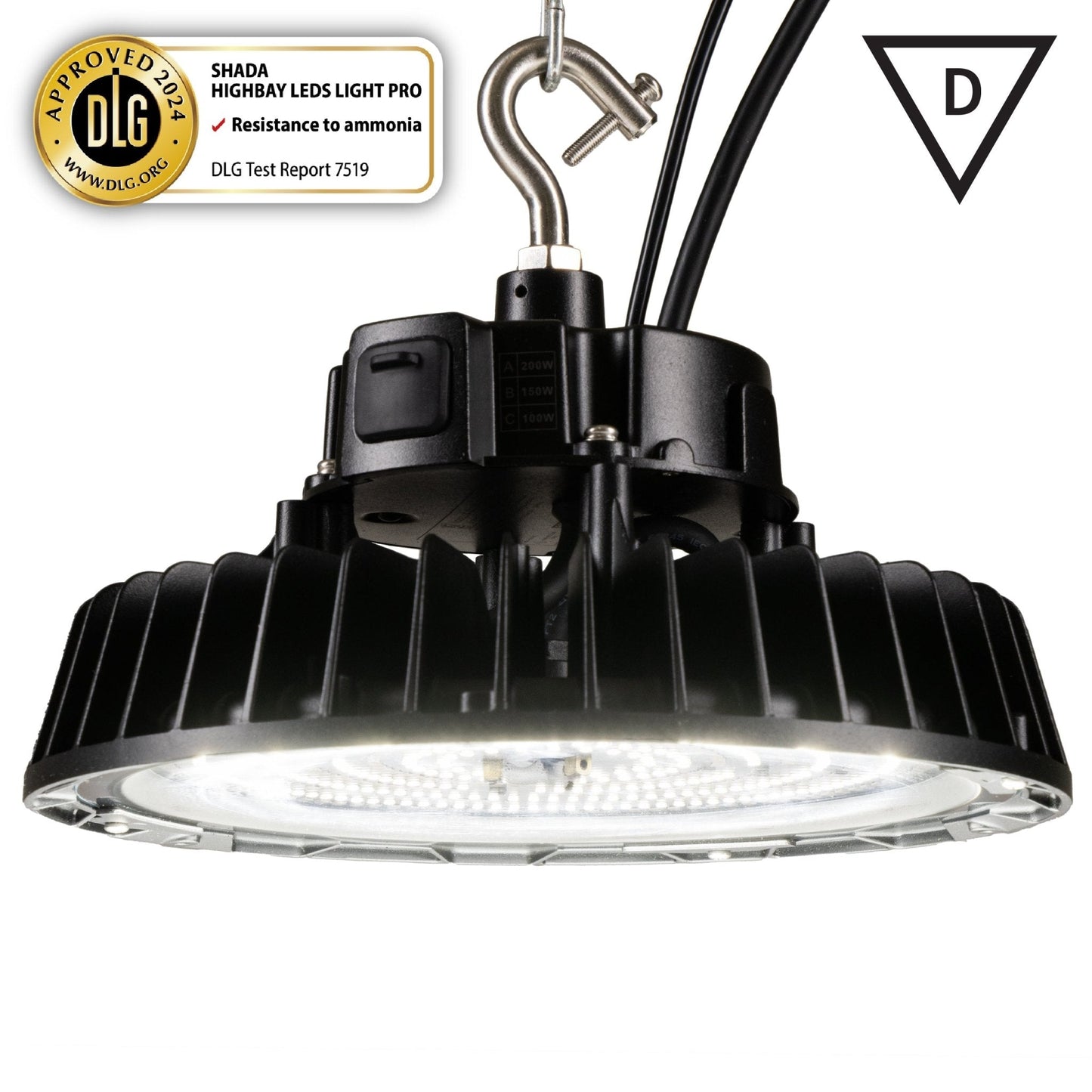 Zwarte SHADA HighBay LED-verlichting met zichtbare kabels en zilveren hanghaak, uitgerust met DLG-keurmerk voor ammoniaresistentie, geschikt voor industriële ruimtes en magazijnen.