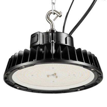 Zwarte SHADA HighBay LED-lamp met zichtbare koelribben en hanghaak, uitgerust met DLG-keurmerk voor ammoniaresistentie, geschikt voor industriële verlichting in magazijnen en werkplaatsen.