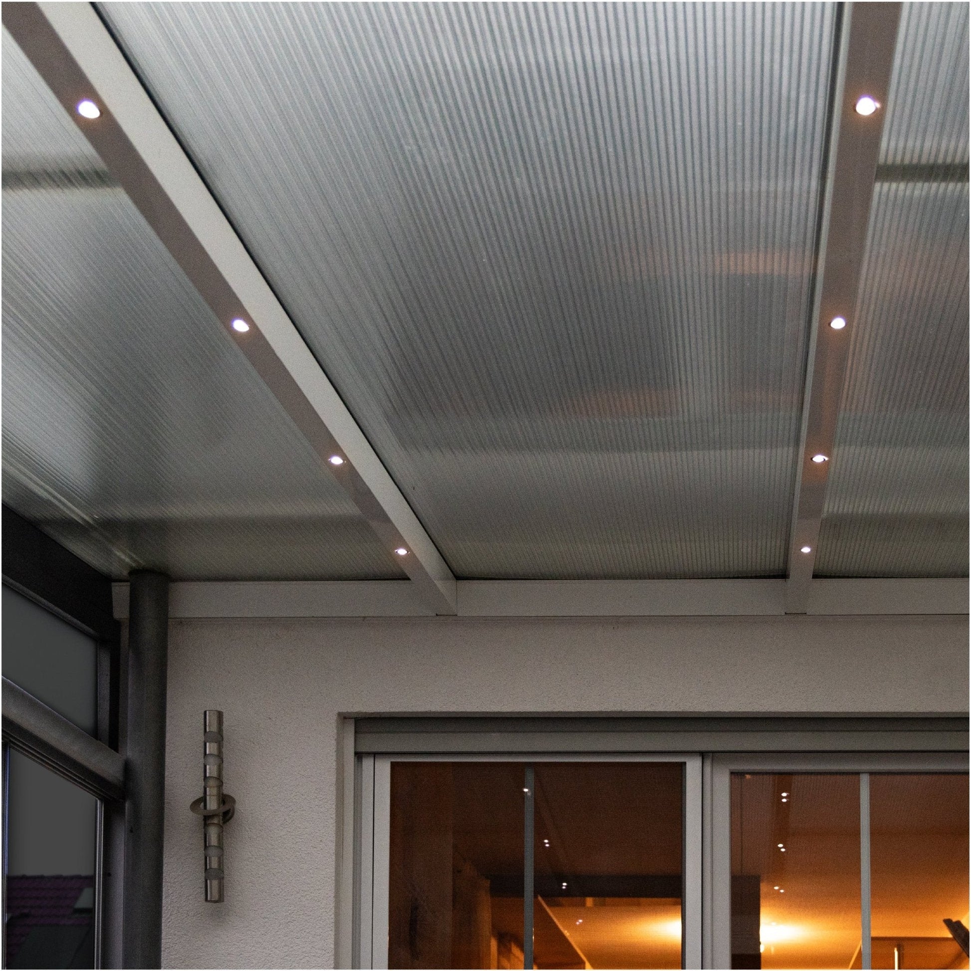 Zwart LED-afdekking met zichtbare gele lampen en witte en zwarte montageringen, geschikt voor inbouwverlichting. Perfect voor moderne interieurs en technische installaties.