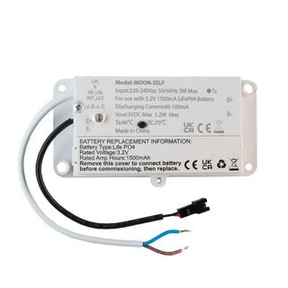 Een witte batterijmodule MOON-SELF met zichtbare kabels en technische specificaties, geschikt voor zonnepanelen en energiesturing. Gebruik voor batterijvervanging in zonne- en energieapparatuur.