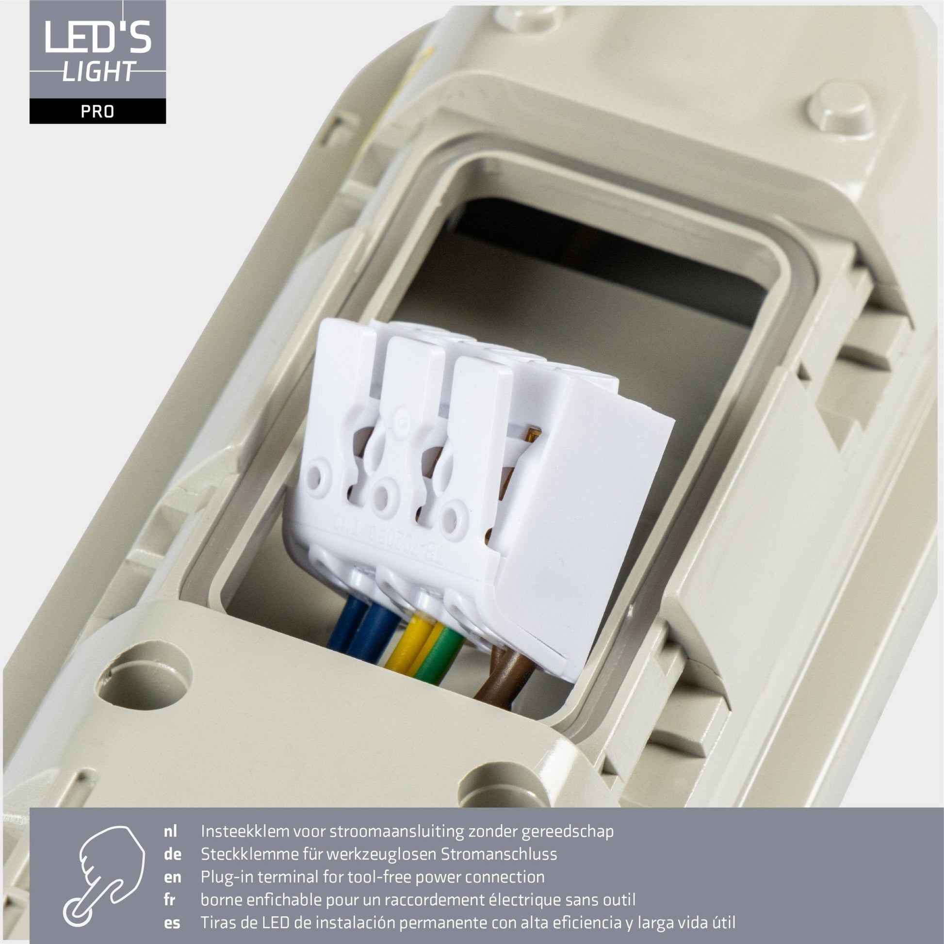 De witte, doorverbonden LED-lampen met glanzende plastic behuizing en zichtbare contactpunten zijn geschikt voor industriële verlichting. Ze bieden efficiënte, duurzame verlichting voor werkplaatsen en magazijnen.