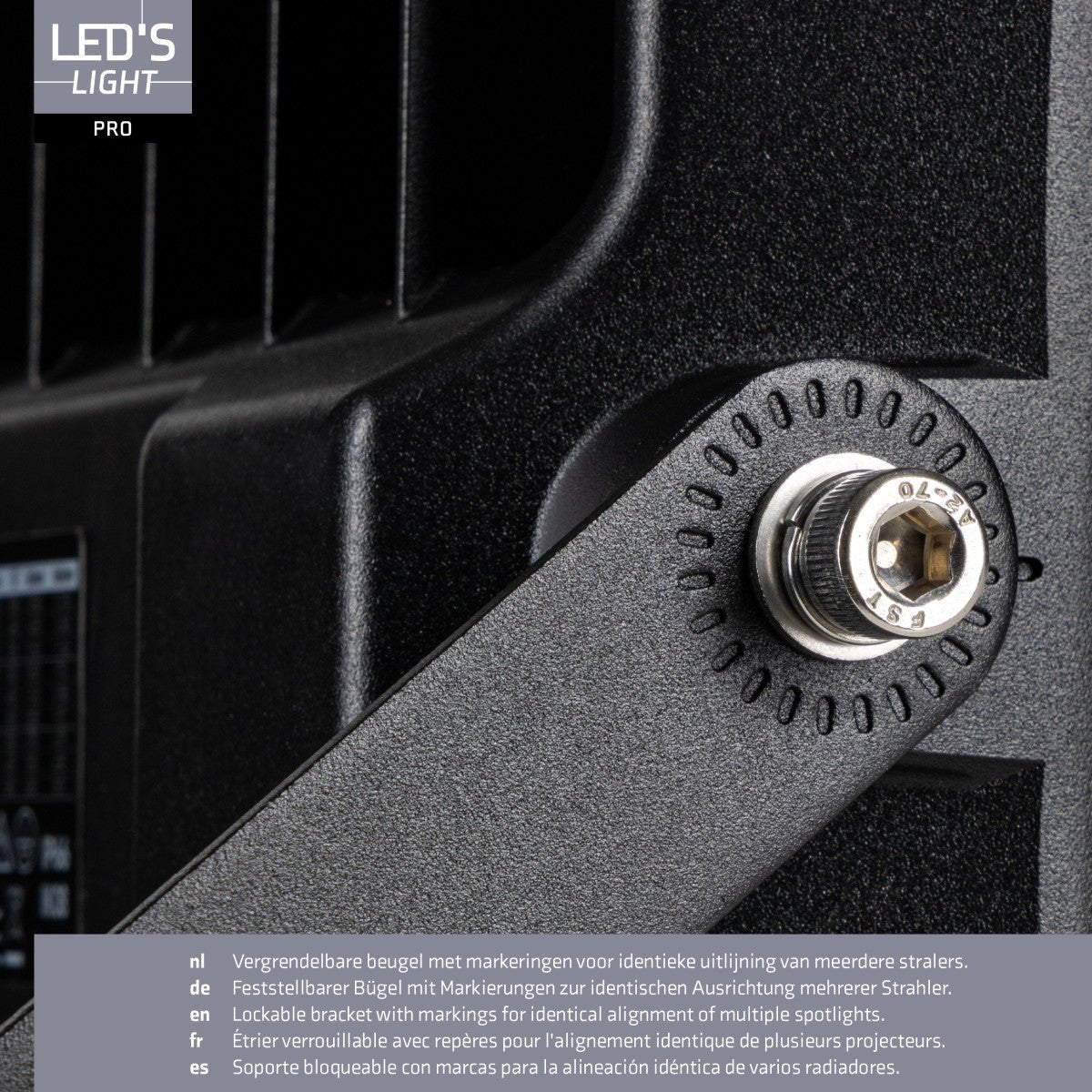 LED’s Light PRO LED-floodlight in zwart metaal met zichtbare montageschroef en kabel, naast de verpakking. Geschikt voor buitenverlichting en industriële toepassingen.
