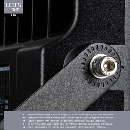 LED’s Light PRO LED-floodlight in zwart metaal met zichtbare montageschroef en kabel, naast de verpakking. Geschikt voor buitenverlichting en industriële toepassingen.