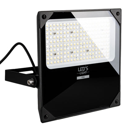 LED floodlight in zwart metaal met witte LED-arrays, voor buitenverlichting. Achtergrond toont de beige verpakking met productdetails en energiekeuringslabels.