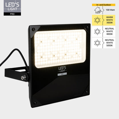 LED floodlight in zwart metaal met witte LED-pannel, voor buitenverlichting. Zichtbaar verpakking met technische specificaties en merknaam.