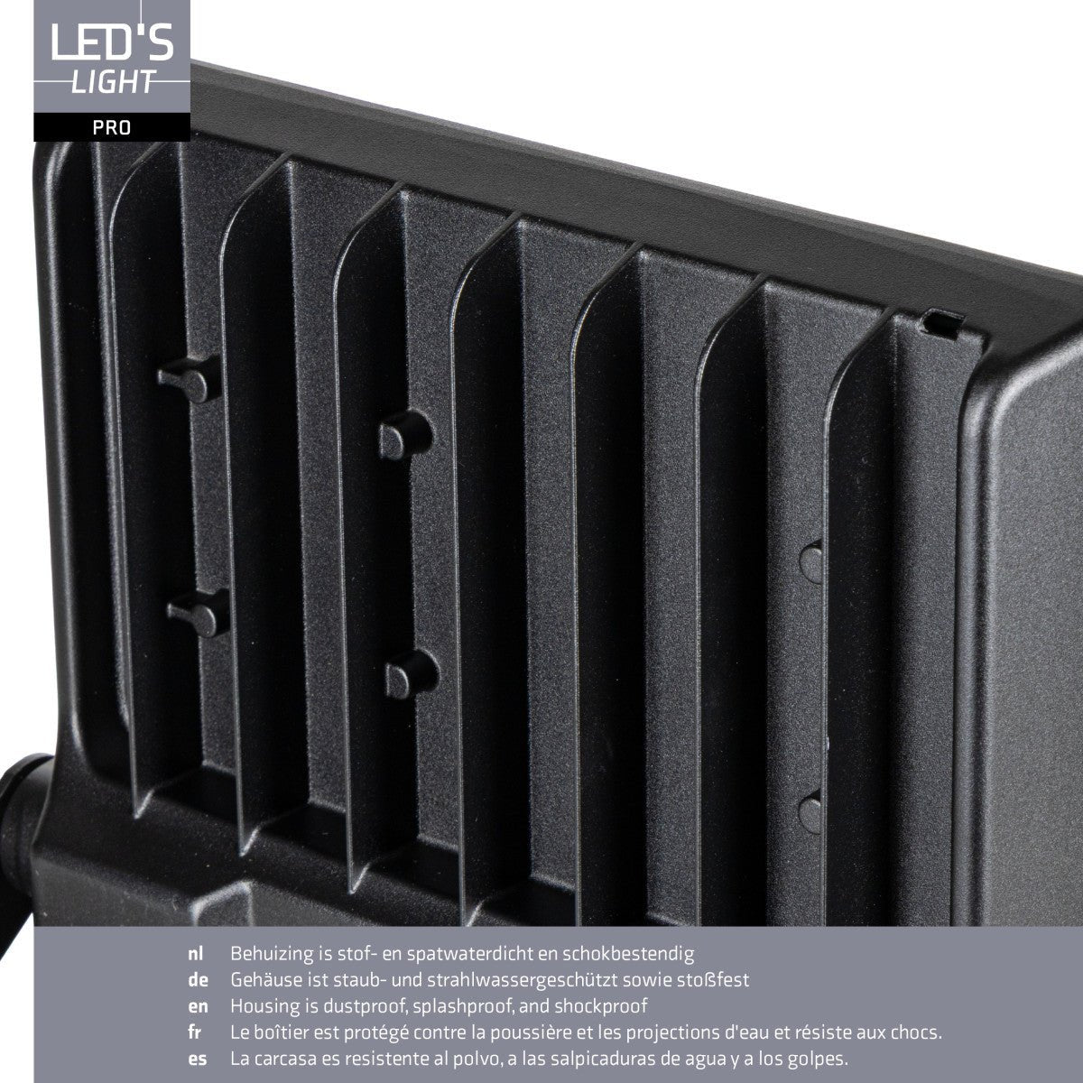 LED-floodlight in zwart metaal met zichtbare LED-arrays en montagearm, naast de verpakking met technische specificaties. Geschikt voor buitenverlichting en industriële toepassingen.