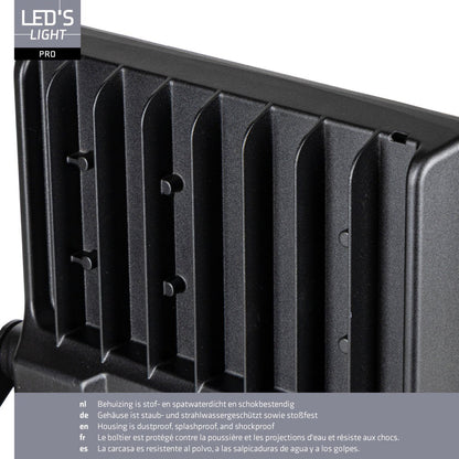 LED-floodlight in zwart metaal met zichtbare LED-arrays en montagearm, naast de verpakking met technische specificaties. Geschikt voor buitenverlichting en industriële toepassingen.